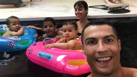 Cristiano ronaldo dos santos aveiro goih comm (portuguese pronunciation: Cristiano Ronaldo: Süßes Foto mit seinen vier Kindern