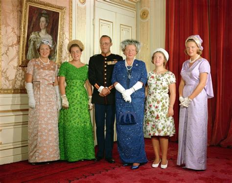 Koningin juliana werd geboren op 30 april 1909 in den haag. Koningin Juliana en prins Bernhard met hun 4 dochters de ...