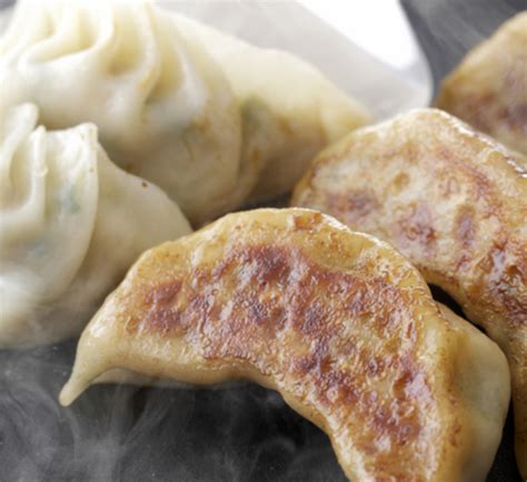 Place a rounded teaspoon of mixture in the centre of each wrapper. Gyoza aux légumes Recette - Japan Centre