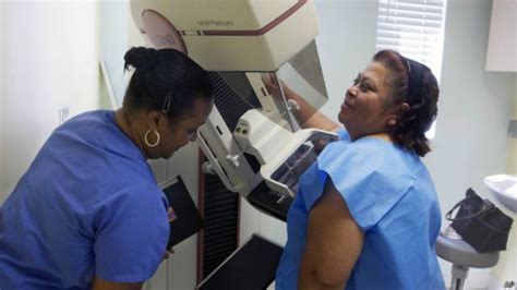 Врачи предупреждают пожилых женщин о риске рака груди Bbc News