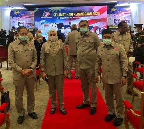 2.a.ideologi komunisme.komunisme adalah sebuah ideologi. KERENGGA: Kalau menteri DAP pakai 'baju komunis' sekarang ...