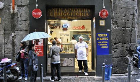 Ci sono cose che devi assolutamente conoscere prima di visitare i quartieri spagnoli di napoli. Pizzeria Di Matteo, Napoli | Neapolitan Pizza | Pinterest ...