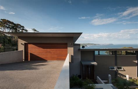 Bourne Blue Architecture Divides Dudley Residence Along Cliff
