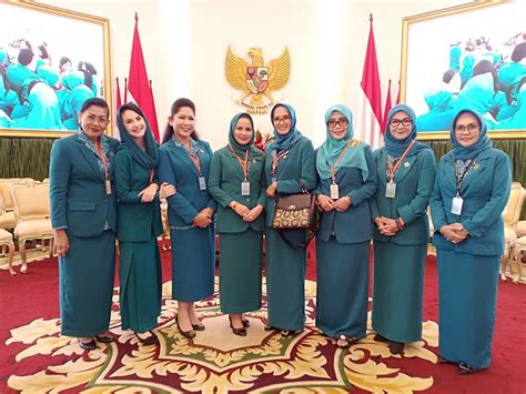 Kebanyakan orang biasanya akan langsung membuang atau menyumbangkan baju tapi hal yang berbeda dilakukan oleh ibu yang satu ini. Seragam PKK Nasional - Konveksi24jam