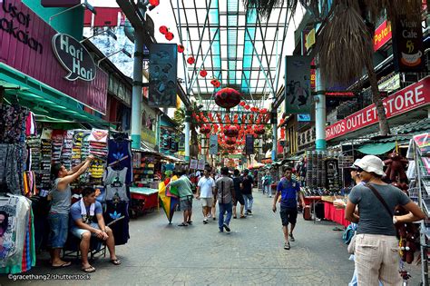 The petaling street market opens up daily between the hours of 10 am to about 11 pm at night. Kuala Lumpur Chinatown's Petaling Street - Bargain Hunter ...