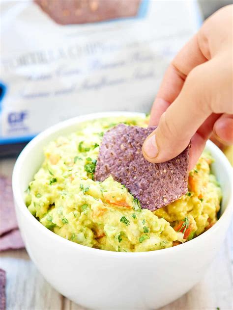 easy guacamole recipe only 8 ingredients and 5 minutes needed