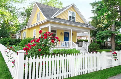 Front Yard Garden With White Picket Fence Farmhouse Landscaping