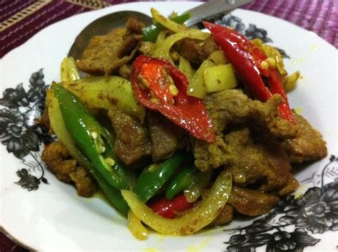 Rendang merupakan salah satu menu favorit saat berkunjung ke restoran minang. Cik Wan Kitchen: Daging Goreng Kunyit