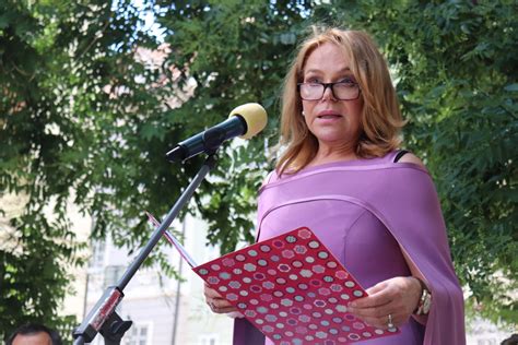 V roku 1997 sa stala manželkou vtedajšieho českého prezidenta václava havla a prvou dámou česka. havlova_dagmar_horakova | ČtiDoma.cz