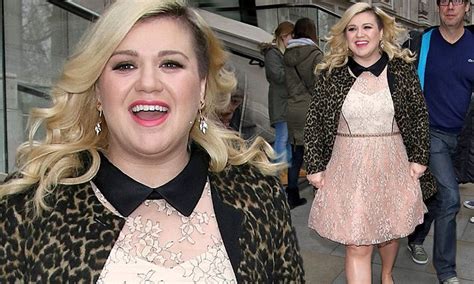 Kelly Clarkson Braves Bare Legs In London Daily Mail Online