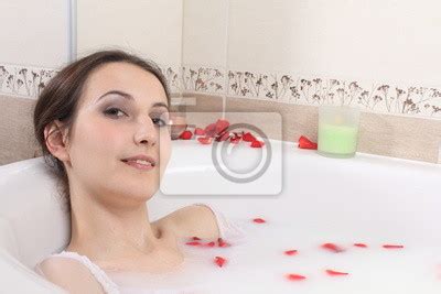Fototapeta miękkie nogi w wannie mleka na wymiar czerwony piękno