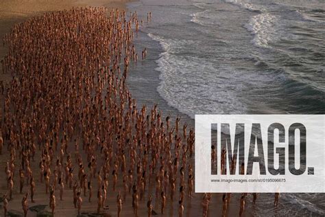 SPENCER TUNICK NUDE BEACH INSTALLATION SYDNEY Thousands Of People