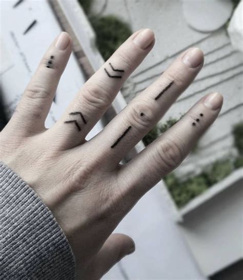 1001 Finger Tattoo Ideen Und Ihre Bedeutung Hand Tattoos Finger Tattoo Designs Kleine