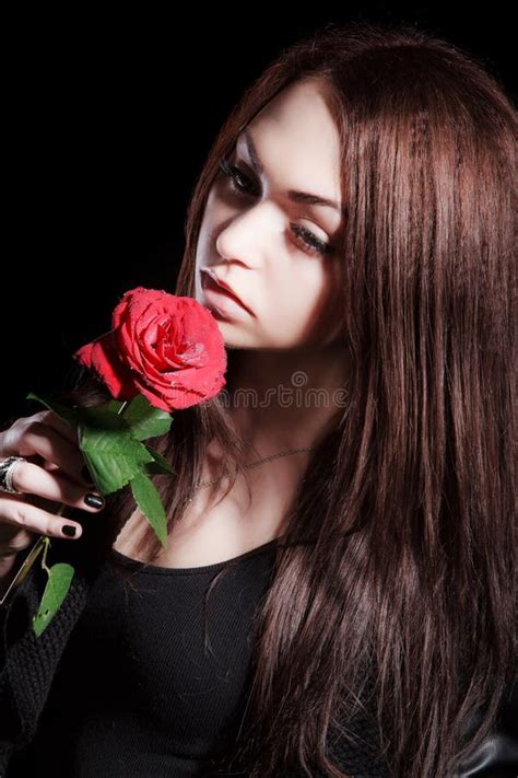 zbliżenie portret blada piękna młoda kobieta z czerwieni różą zdjęcie stock obraz złożonej z