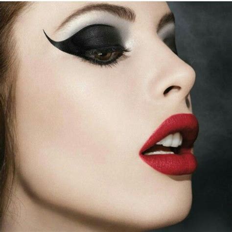 Fall Makeup Graphic Eyeliner Bold Eyeliner Bold Makeup Looks