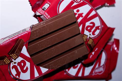 [watch] Is There A Wrong Way To Eat A Kit Kat Bar