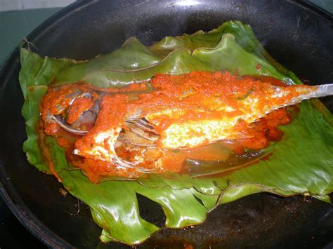Yaa masa hari pertama dapat aje ikan tu, balik dari menghantar ikan ke kedai untuk menyiang dan memotong. CAHAYA HIDUPKU: Ikan Cencaru Bakar Sambal.... Sedaappppp