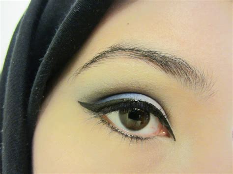 eloquent hijabi blue eye makeup for brown eyes