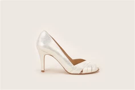 Orné d'un arc à la zone des orteils qui donne une touche très élégante. 6 conseils pour choisir ses chaussures de mariées - la ...