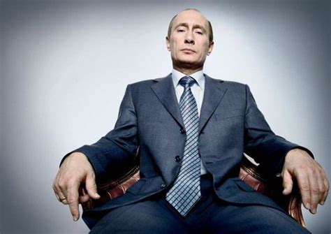 Zaznaczył jednak, że rosja może czuć się bezpiecznie, ponieważ posiada broń. Młody Władimir Putin bez cenzury! (ZDJĘCIA) - Pudelek