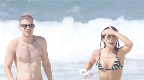 Jade Picon exibe corpaço sarado em dia na praia com o irmão Leo Picon