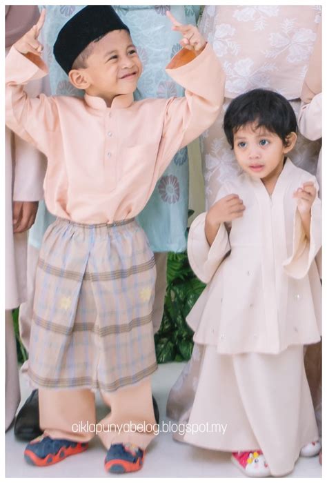 Aku senang ayah merestui hubungan aku sama shela, ya walaupun kita hanya sekedar pacaran tapi. Hubungan adik-beradik. Gaduh-gaduh, baik balik ...