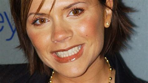 Einmal besucht sie mit ihrem ersten freund kyle robin in new york, der sich aber im verlauf der folge von ihr trennt. Katie Price lästert: Darum lacht Victoria Beckham nie ...