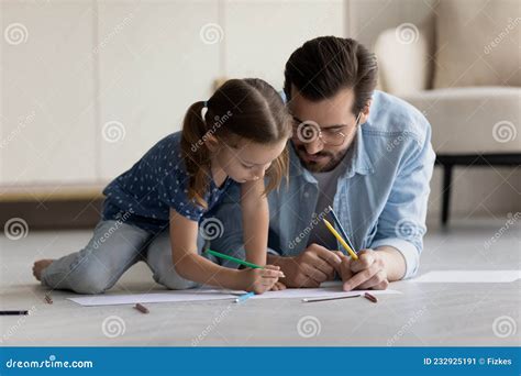 Criança Adorável E Feliz Desenhando Fotos Com O Pai Imagem De Stock