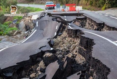 Gempa bumi adalah pergerakan permukaan bumi akibat gelombang yang disebabkan oleh pelepasan energi dari dalam lapisan bumi. gempa terban adalah