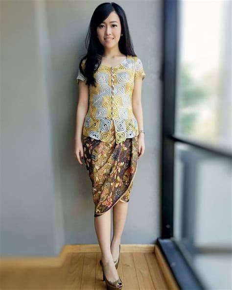 Model kebaya brokat modern terbaru. 13 Inspirasi Kebaya Lengan Pendek untuk Segala Acara ...