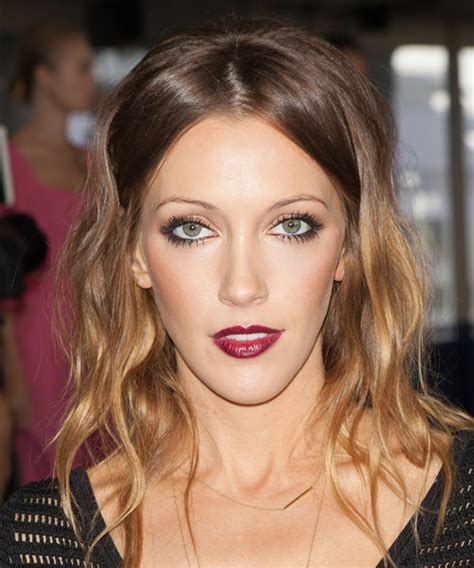 katie cassidy s 13 best hairstyles and haircuts