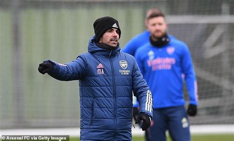 (born 15 oct, 1988) midfielder for fenerbahce. Fenerbahce coach says situation with Arsenal outcast Mesut ...