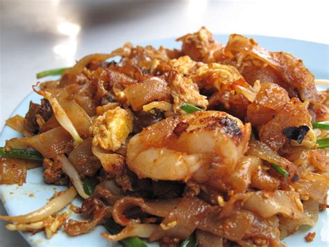 Recipe for char kway teow, wide flat rice noodles stir fried with chinese sausages, pork, shrimp, cockles, bean sprouts and lightly beaten eggs. What is Singapore Food? Blog: Char Kway Teow チャークエイティオウ ...