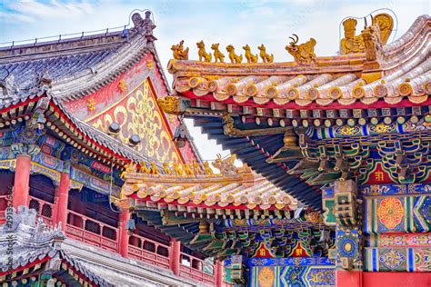 Chinese Traditional Architecture Colorful Ornament And Statue Dragons