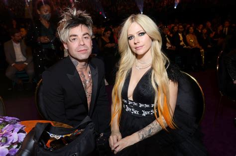 Avril Lavigne And Mod Sun Break Up Call Off Engagement Report