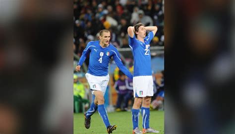 Dal ritiro della nazionale in sudafrica, giorgio chiellini augura pronta guarigione a gianluigi buffon, alle prese con un infortunio al nervo sciatico. Chiellini's Italy Match-Issue/Worn Shirt, World Cup 2010 ...