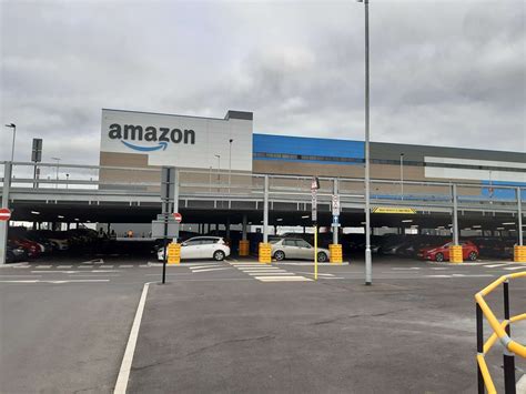 Amazon warehouse staff in Dartford hold slowdown protest over 35p an
