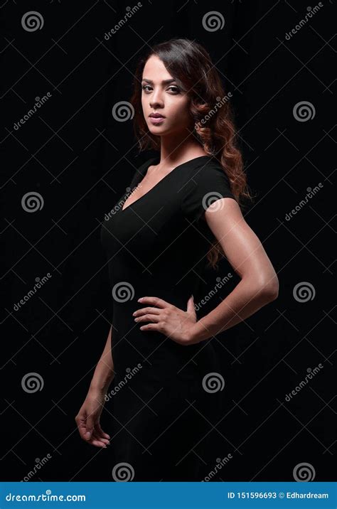 Mooi En Aantrekkelijk Model In Zwarte Kleding Stock Afbeelding Image Of Modern Krullend