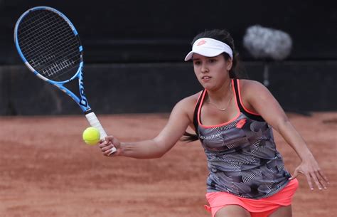 La tenista colombiana, maría camila osorio, derrotó a stefanie voegele y llegó a las semifinales de la copa colsanitas en bogotá. María Camila Osorio consiguió su primera victoria en la ...