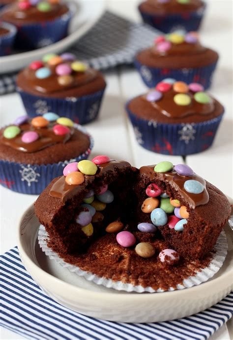 Ruck zuck kuchen oder muffins. Pinata-Muffins - Schokoladenmuffins mit Smarties ...