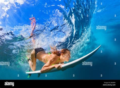 Duck Dive Surf Hi Res Stock Photography And Images Alamy