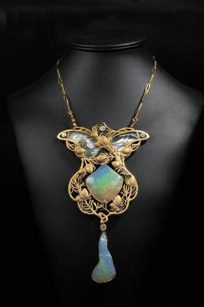 Exceptional Art Nouveau Pendant In Matte Gold Enamel Decorated With