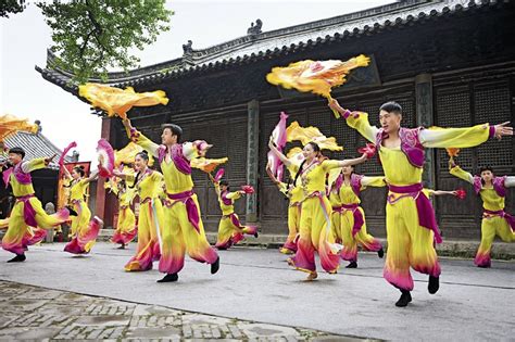 Fengtai Huagudeng A Folk Dance Of China S Han People