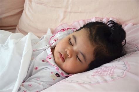 Meskipun tidur cukup tapi jika tidak teratur ternyata mempengaruhi tingkat kesempurnaan istirahat. Anak susah tidur siang, ini 5 alasan dan trik untuk ...