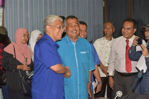 Watikah disampaikan ketua menteri datuk abang hari ini empat lagi negeri mengumumkan senarai calon barisan nasional masing masing; PRU-14 : 4 Calon BN Terengganu Buat 'Comeback'