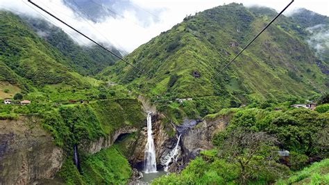 Ecuador Cascada Sobre El Río Pastaza Entre Baños Y Río Verde