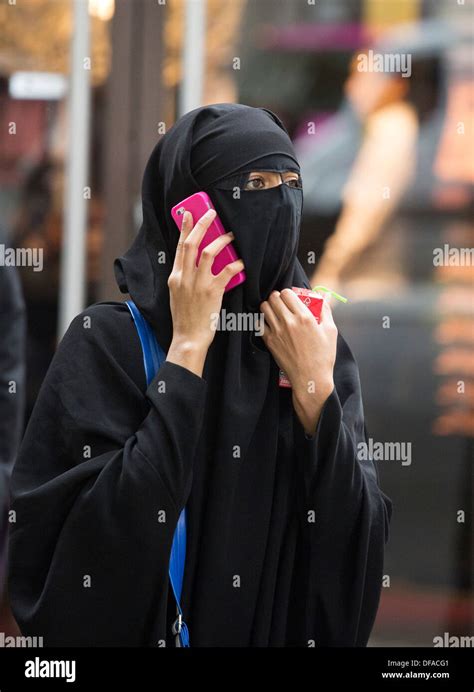 Wearing Hijab And Niqab Fotos Und Bildmaterial In Hoher Auflösung Alamy