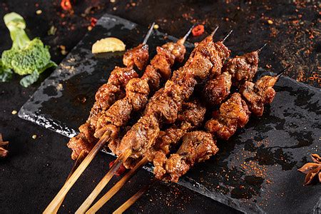 Jul 25, 2021 · 一些受歡迎的料理，如nasi goreng（炒飯）、gado gado（沙拉）、sate（烤肉串）和soto ayam（雞湯），遍布全國各地，被認為是國家美食。2014年，旅遊部選擇nasi tumpeng（塑形成圓錐狀並搭配多種配料的薑黃飯）作為官方的國家美食，稱其包含了各種烹煮傳統的多樣性。 烧烤美食高清图片下载-正版图片500997088-摄图网