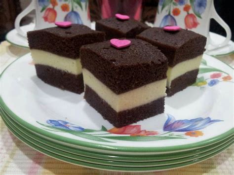 Untuk menjadikan kek sentiasa lembab dan basah, jangan bakar terlalu lama dan sapukan sedikit mentega pada setiap lapisan. Sepanjang Jalan Kehidupan: Pelbagai jenis kek, puding dan ...
