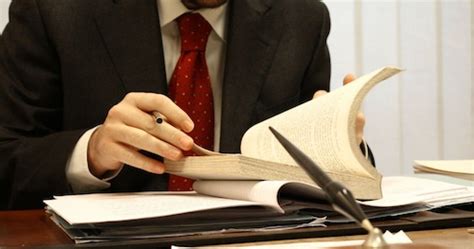 Descubre qué trabajo realizan los estudios de abogados con mayor